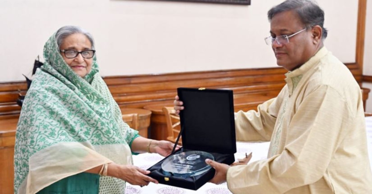 প্রধানমন্ত্রীর হাতে ক্লাইমেট মোবিলিটি চ্যাম্পিয়ন লিডার পুরস্কার