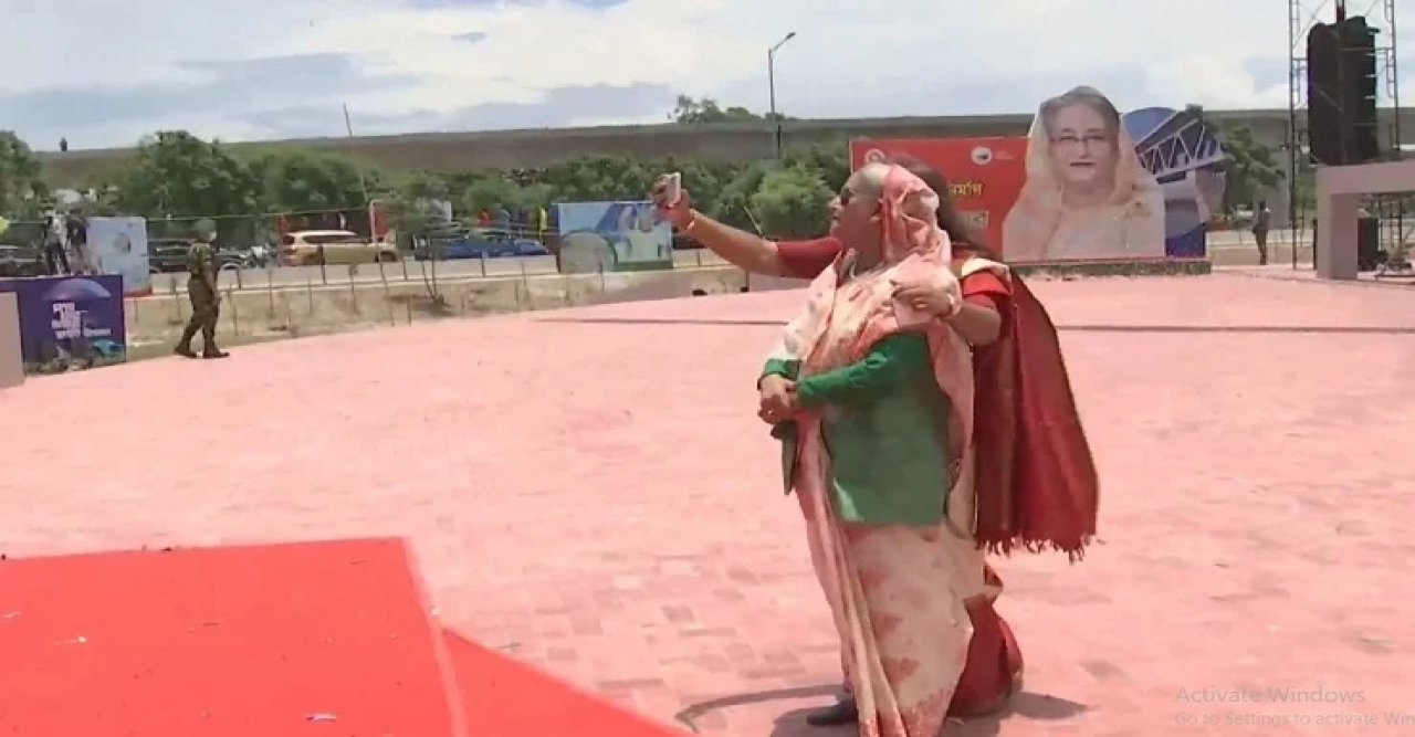 মেয়ে পুতুলের সঙ্গে সেলফি তুললেন প্রধানমন্ত্রী