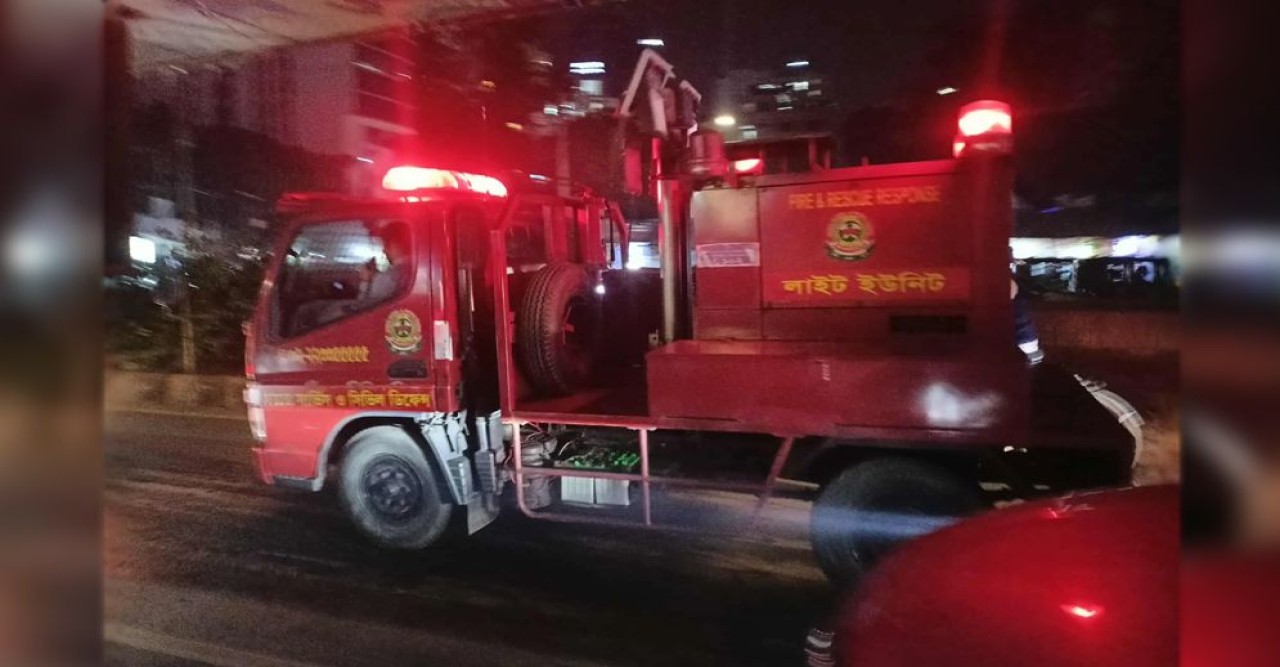 কড়াইল বস্তির আগুন নিয়ন্ত্রণ করা যাচ্ছে না