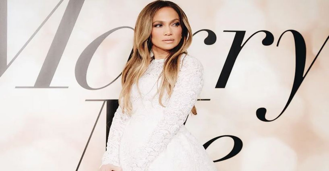 কালজয়ী সিনেমার রিমেকে জেনিফার, মুক্তি পাবে উৎসবে