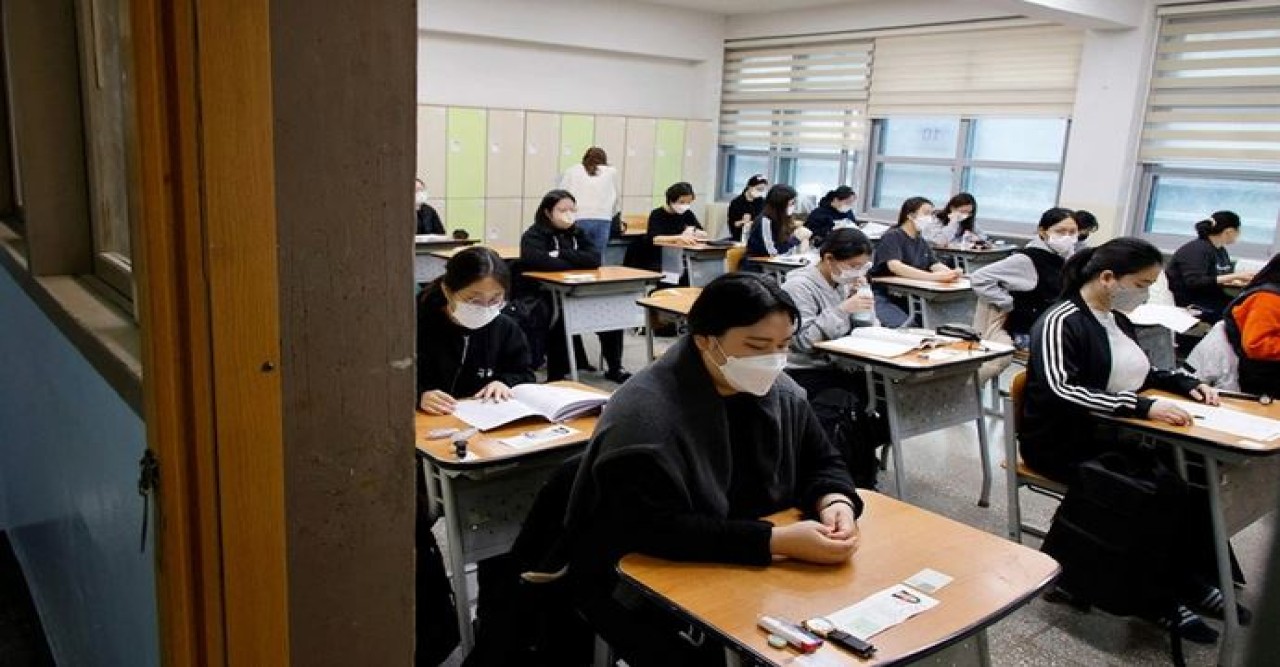 ৯০ সেকেন্ড আগেই পরীক্ষা শেষ করায় সরকারের বিরুদ্ধে মামলা