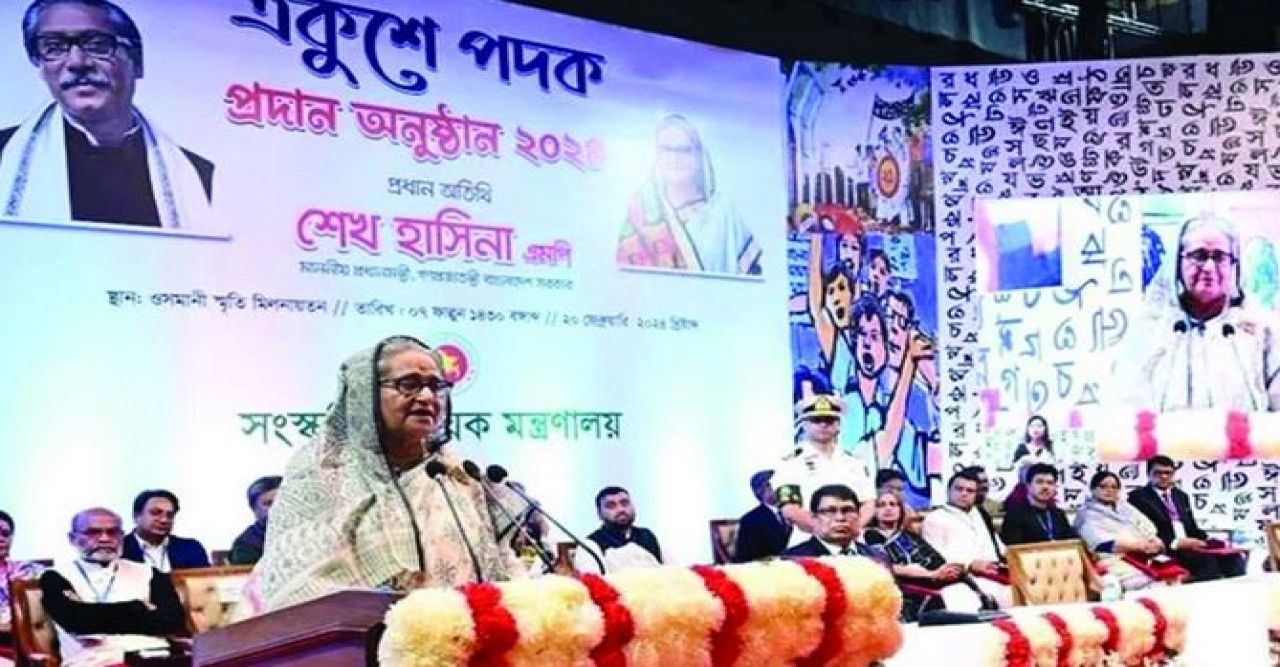 একুশ আমাদের শিখিয়েছে মাথা নত না করতে : প্রধানমন্ত্রী