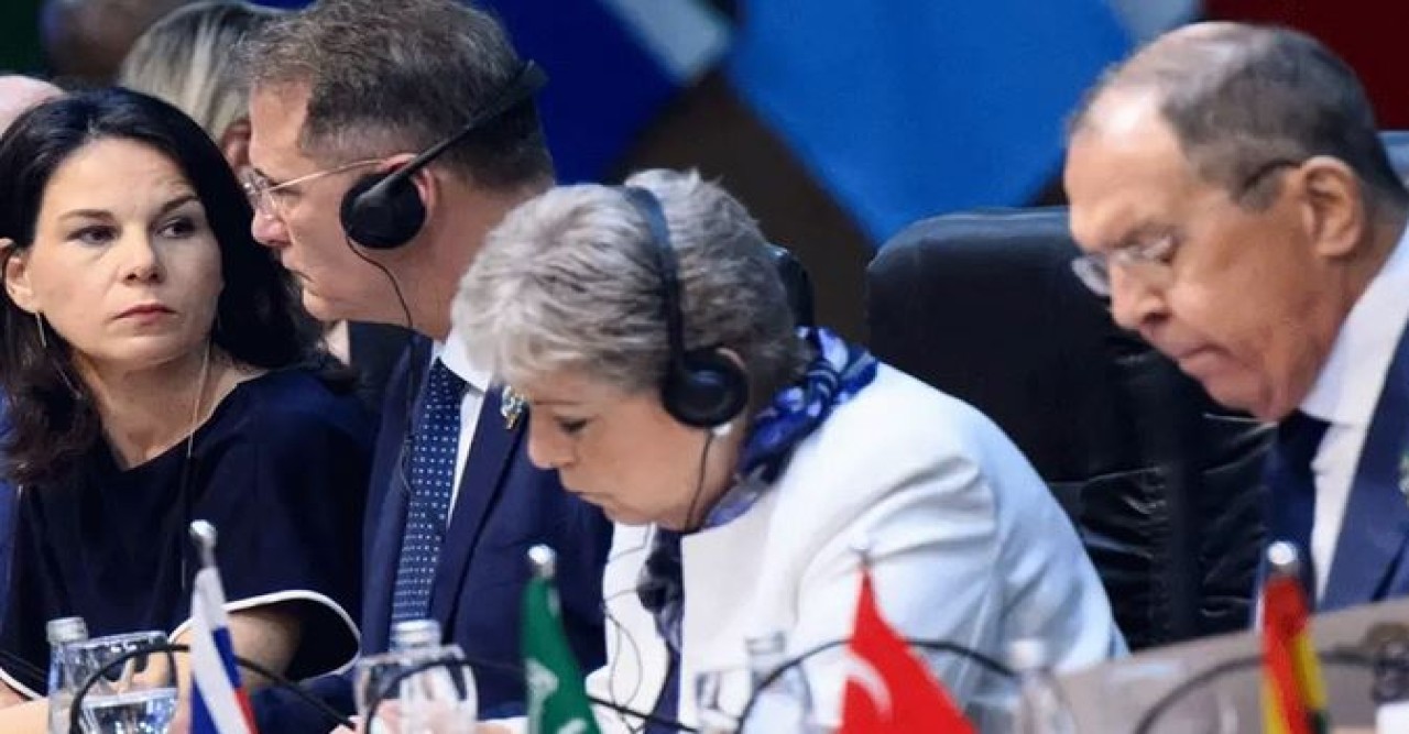 এখনই যুদ্ধ বন্ধ করুন : লাভরভকে বেয়ারবক