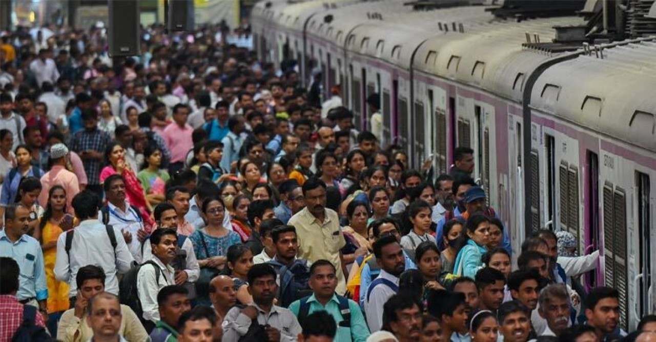 ট্রেনে উপচে পড়া ভিড় কমাতে যে পদক্ষেপ নিচ্ছে মুম্বাই