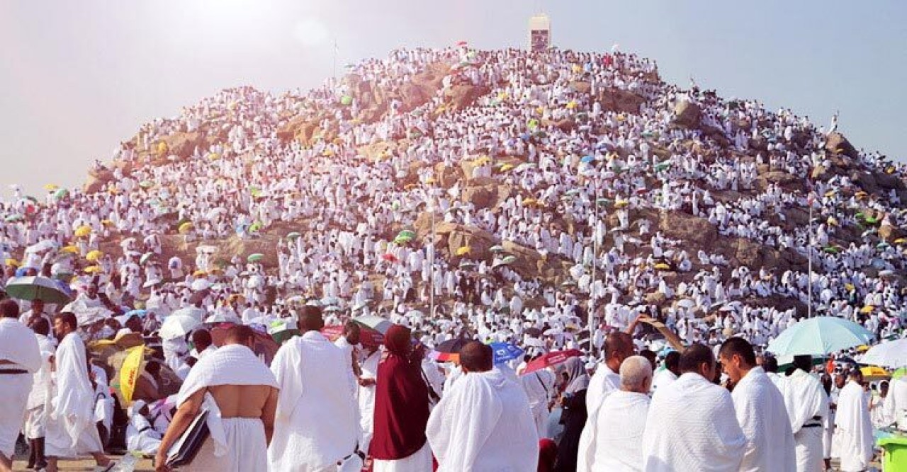 আরাফার ময়দানে ইবাদত-বন্দেগিতে মশগুল বাংলাদেশি হাজিরা