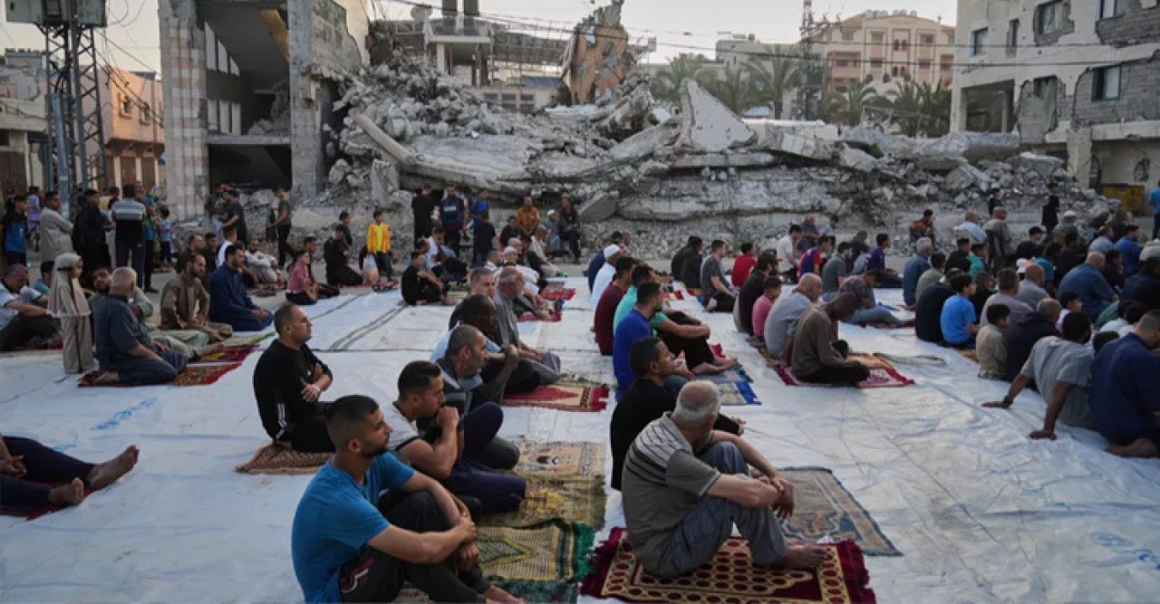 খাবার নেই, পেটে ক্ষুধা নিয়েই ঈদের নামাজ পড়লো গাজাবাসী