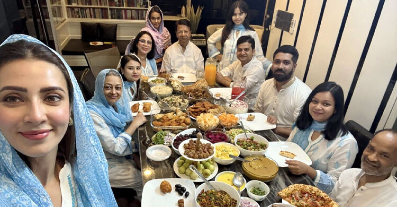 ভিন্ন ধর্মের অনুসারী হয়েও প্রিয়জনদের নিয়ে ইফতার করলেন মিম