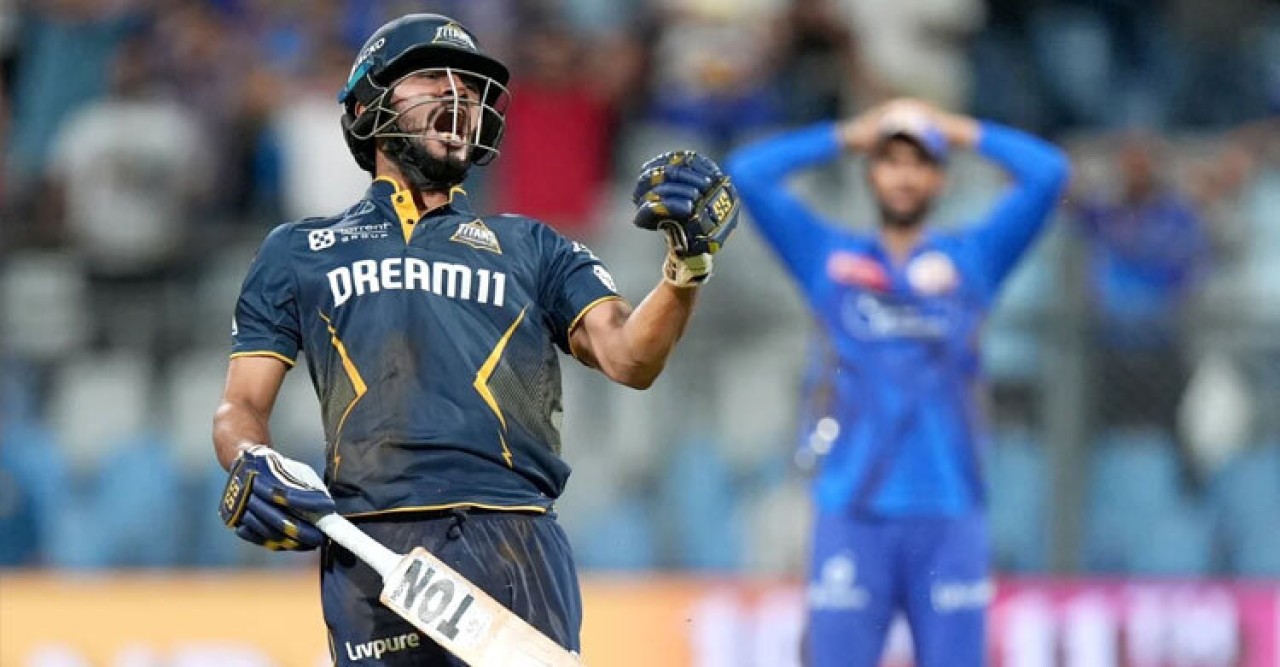 মুম্বাইয়ের জয়যাত্রা থামিয়ে শীর্ষে গুজরাট