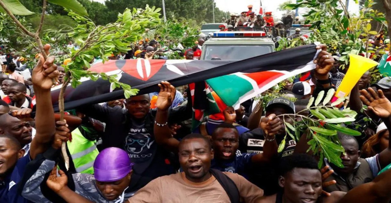 ‘বাবা’ ওডিঙ্গাকে বরণে কাঁদল কেনিয়া, জনতার ঢলে বন্ধ বিমানবন্দর