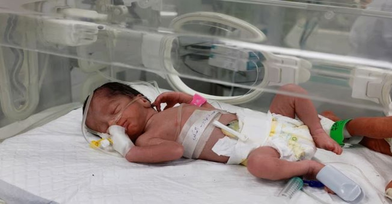 ইসরায়েলি হামলায় নিহত মায়ের গর্ভ থেকে জন্ম নিল কন্যাশিশু