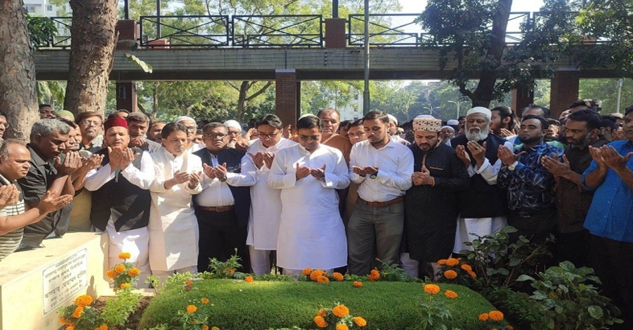 মেয়র হানিফের কবরে সর্বস্তরের মানুষের শ্রদ্ধা