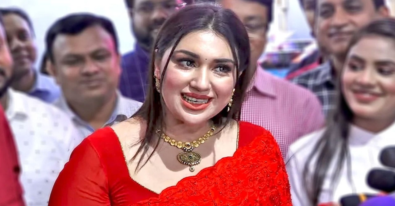 ‘লাল শাড়ি’র প্রচারে লাল শাড়িতে অপু