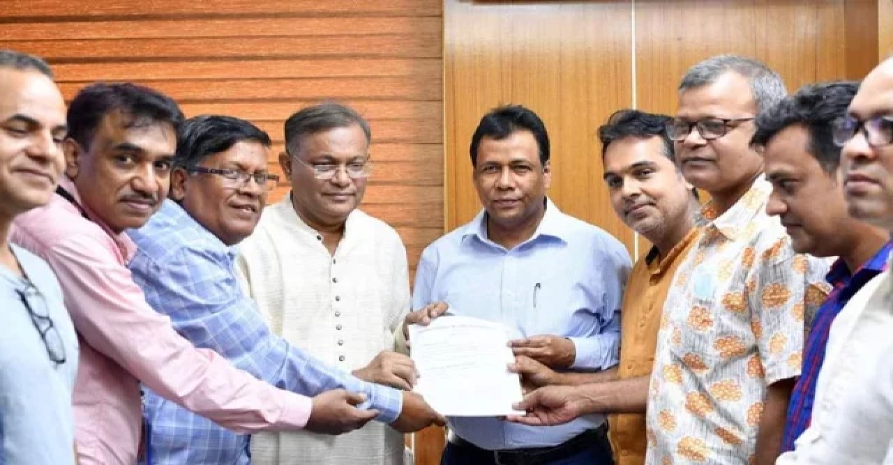 গণমাধ্যমকর্মী আইনের খসড়া সংশোধনের লিখিত প্রস্তাবনা হস্তান্তর