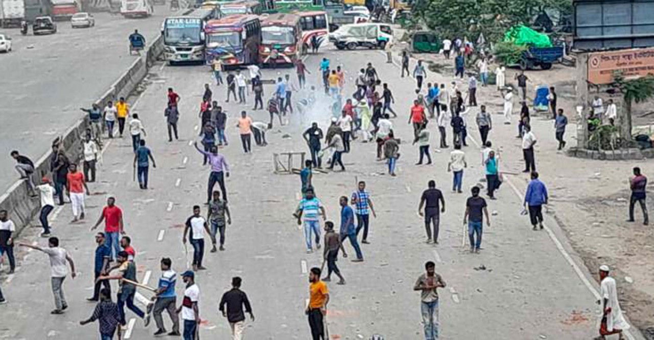 রাজধানীর বিভিন্ন জায়গায় পুলিশের গাড়িতে হামলা-ভাঙচুর