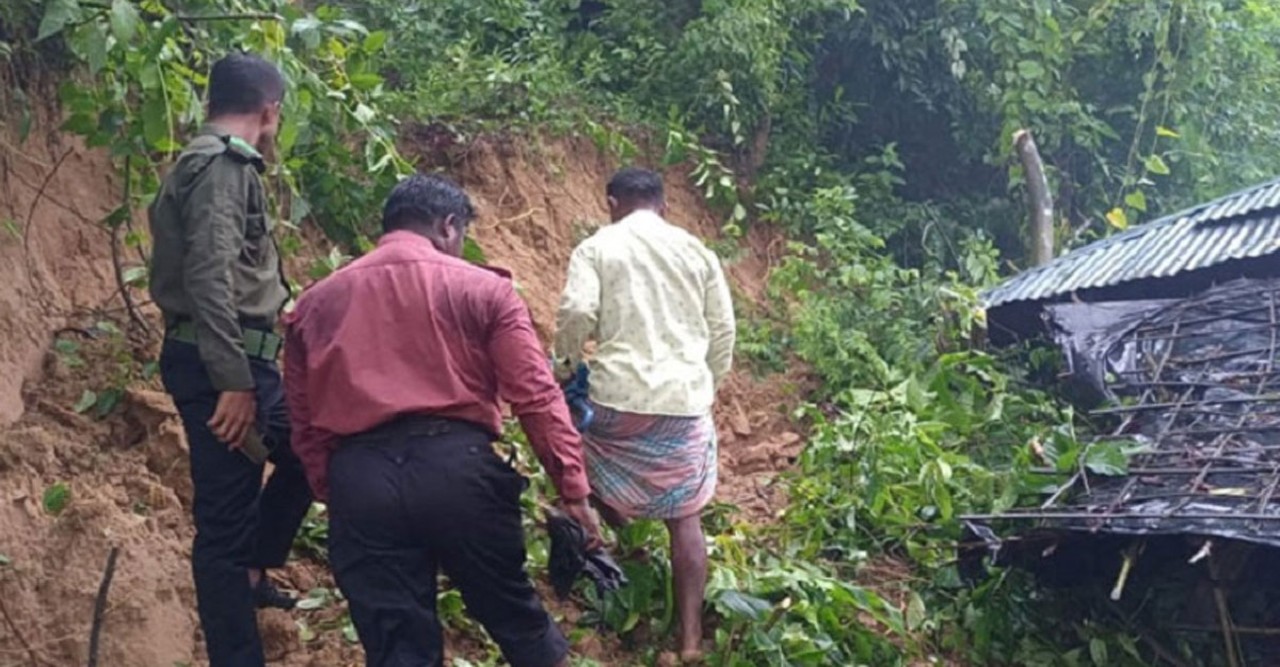 বান্দরবানে পাহাড় ধসে মা-মেয়ে নিহত