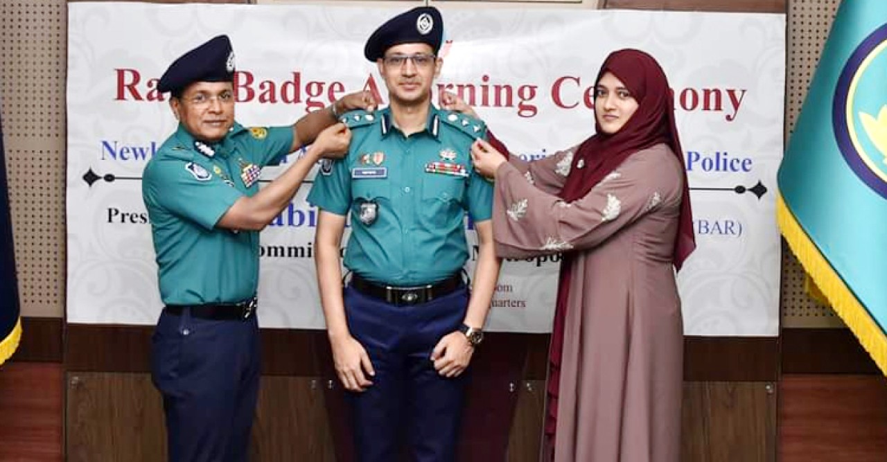 পদোন্নতিপ্রাপ্তদের র‌্যাংক ব্যাজ পরালেন ডিএমপি কমিশনার