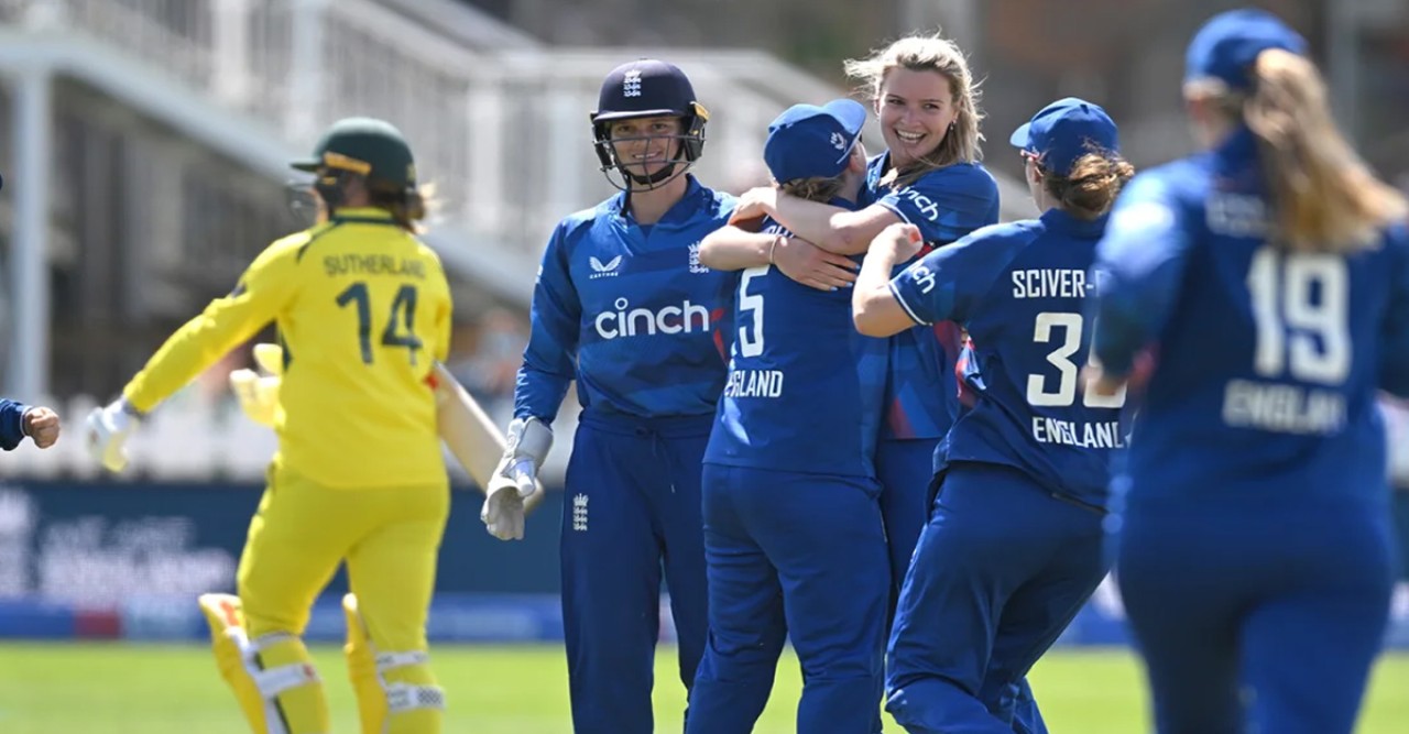 অস্ট্রেলিয়ার বিপক্ষে ৬ বছর পর ওয়ানডে জিতল ইংল্যান্ড