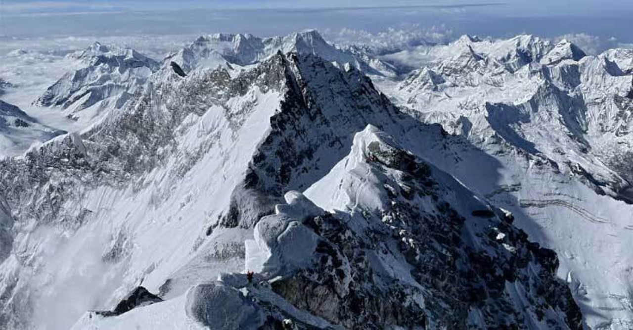 এভারেস্ট জয় করে ফেরার পথে দুই পর্বতারোহীর মৃত্যু