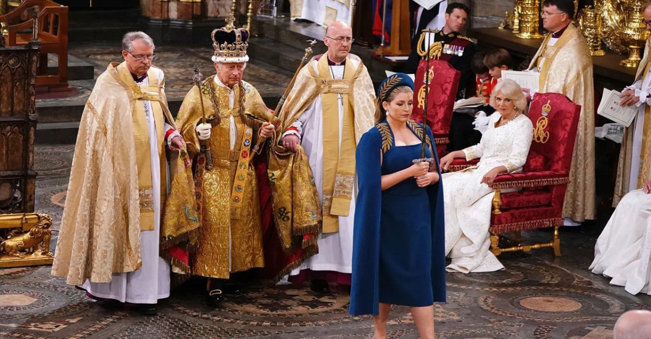 রাজার সামনে নীল পোশাক পরিহিত নারী কে?