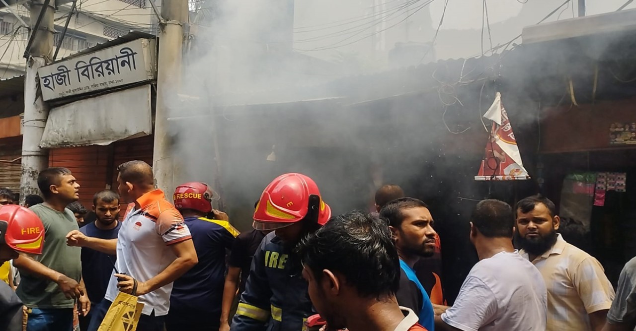 নাজিরাবাজারে দোকানে আগুন