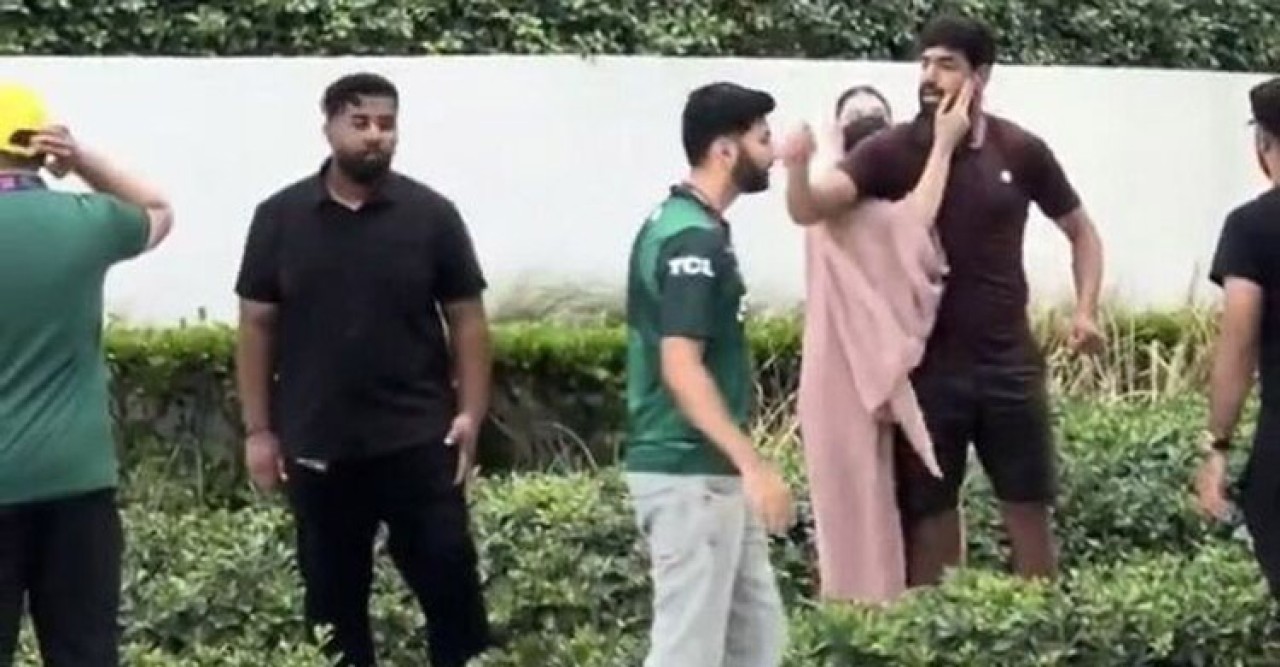 ‘পরিবার নিয়ে খারাপ মন্তব্য’ করায় সমর্থকের দিকে তেড়ে গেলেন হারিস