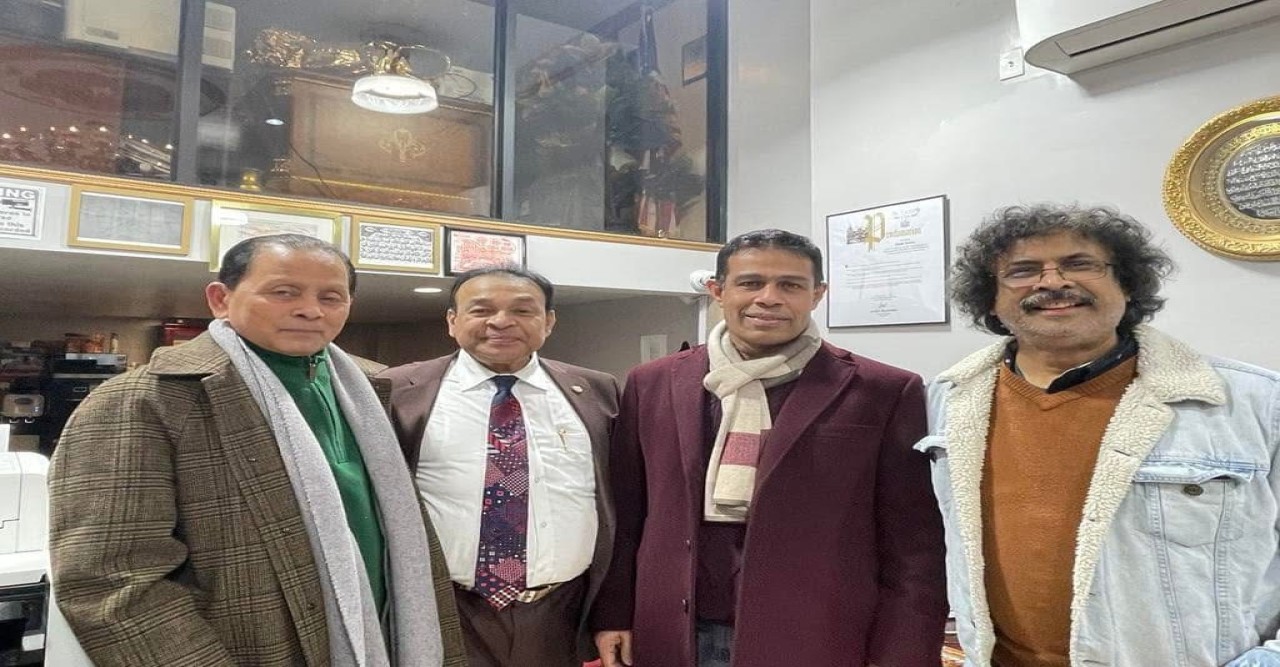 বিশিস্ট সাংবাদিক মনির হায়দারের জন‍্য ফুলেল শুভেচ্ছা