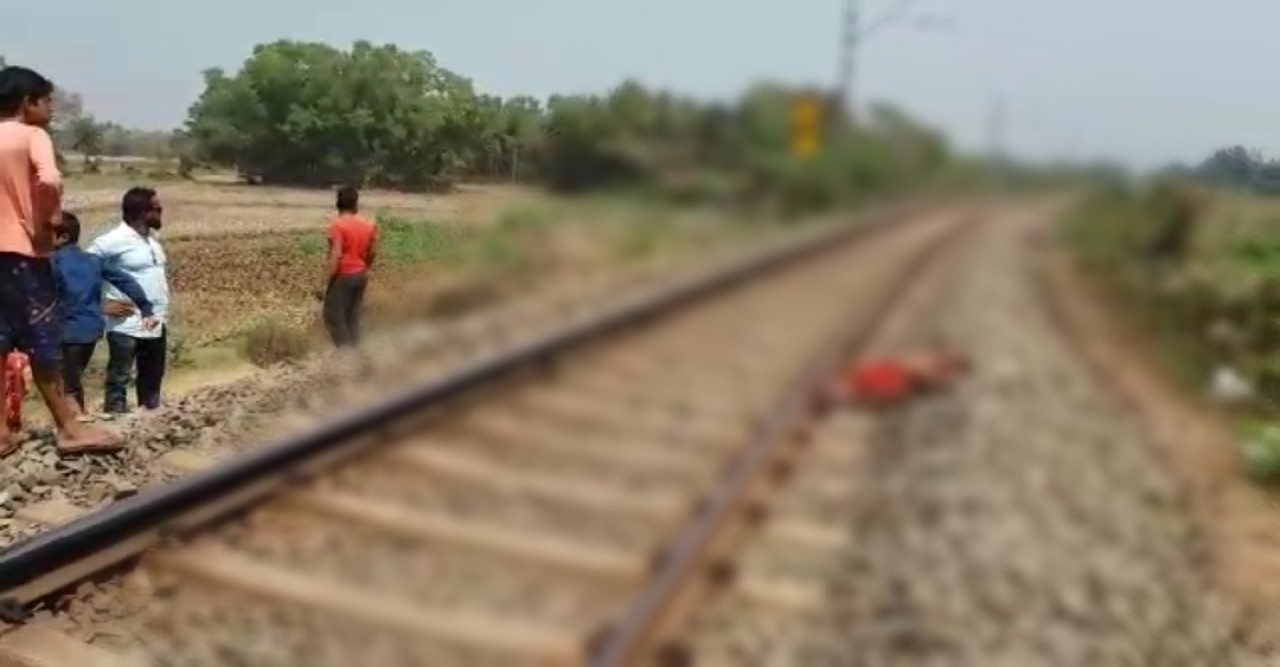 ৮টি ছাগলসহ ট্রেনে কাটা পড়ে প্রাণ গেল বৃদ্ধার