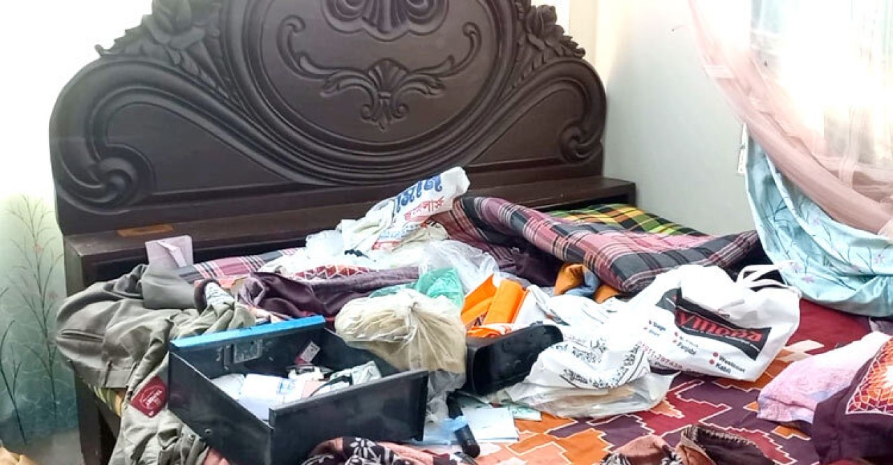 অস্ত্রের মুখে জিম্মি প্রবাসীর ৫ লাখ টাকা, ৩০ ভরি স্বর্ণালঙ্কার নিয়ে গেলো ডাকাতদল