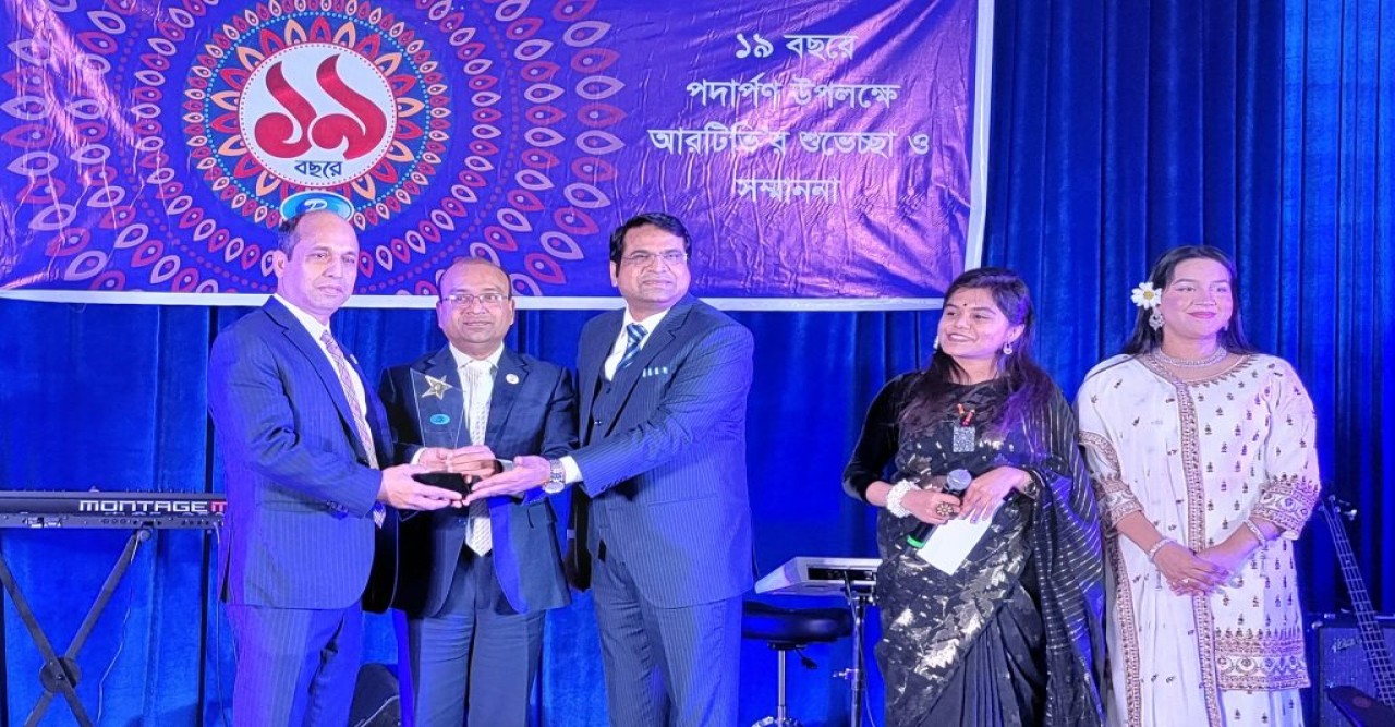 নিউইয়র্কে আরটিভি’র ১৯ বছরে পর্দাপন উপলক্ষ্যে  সন্মাননা দেয়া হয়