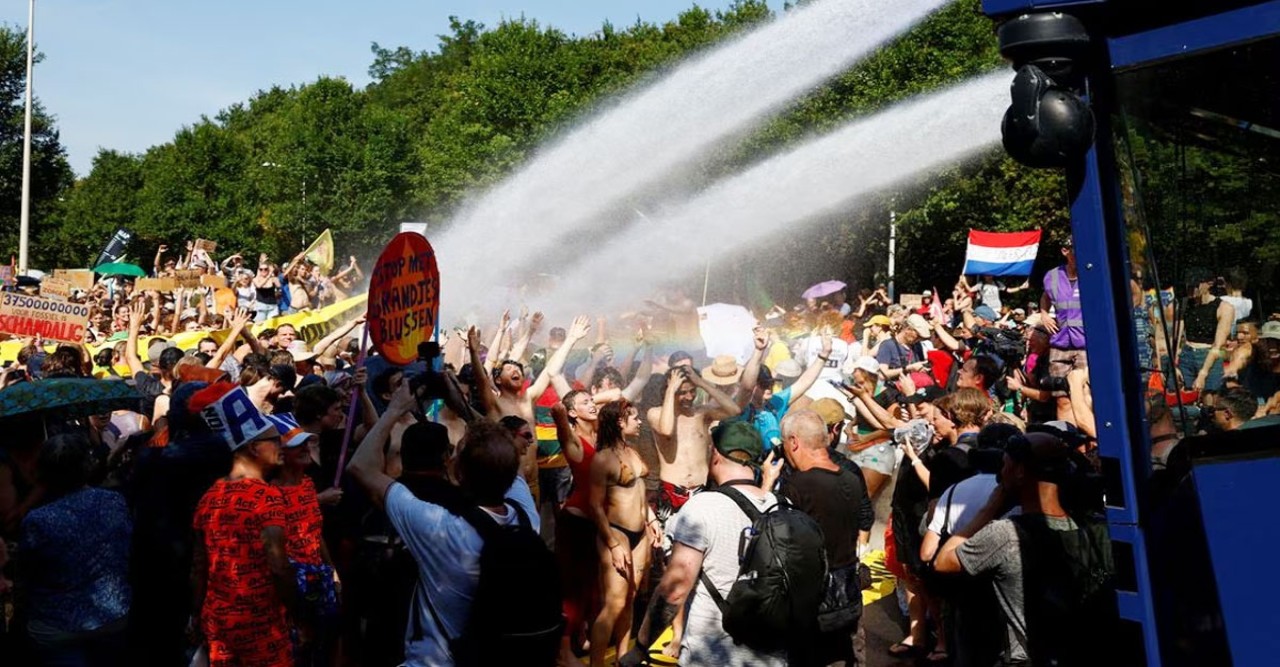 নেদারল্যান্ডসে ২৪০০ জলবায়ু কর্মী আটক