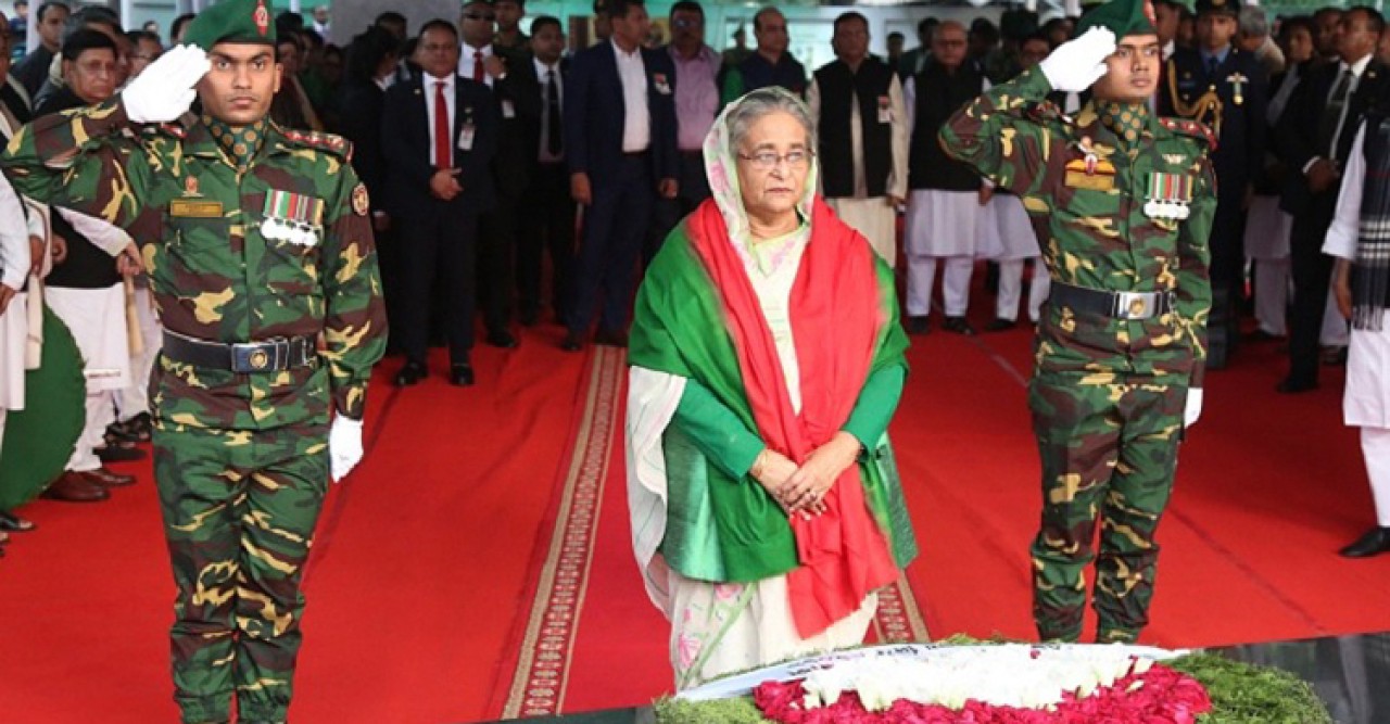 বঙ্গবন্ধুর প্রতিকৃতিতে প্রধানমন্ত্রীর শ্রদ্ধা