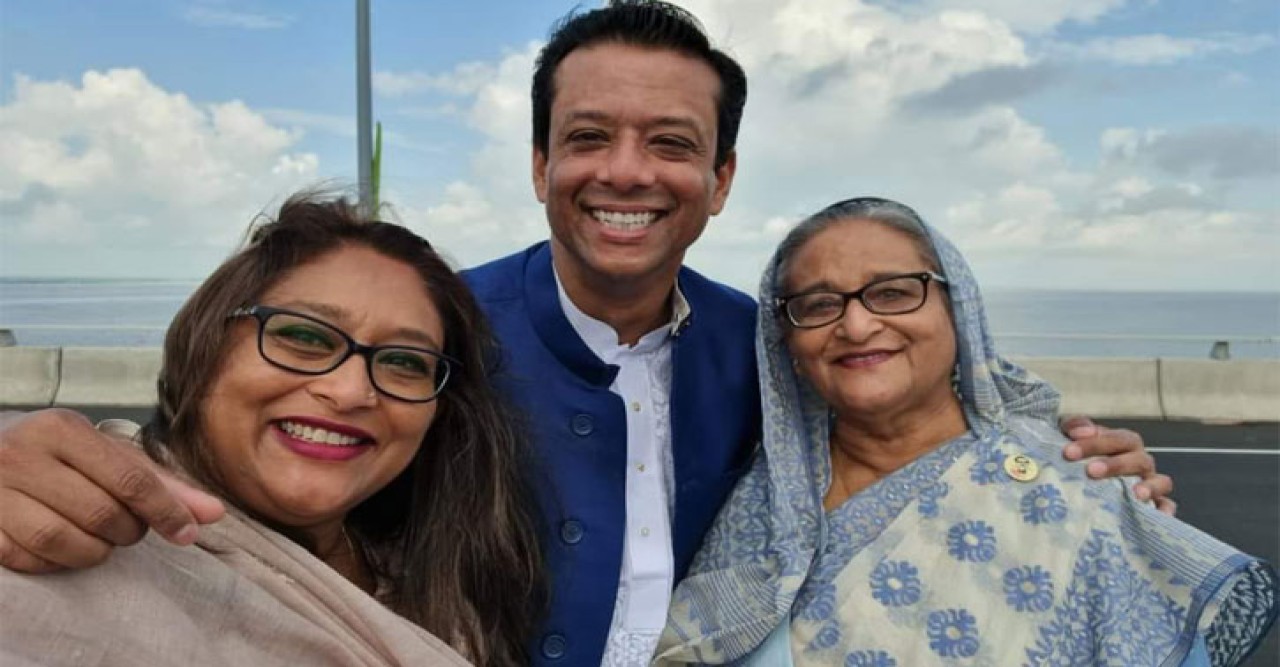 সন্তানদের নিয়ে পদ্মা সেতুতে প্রধানমন্ত্রীর সেলফি