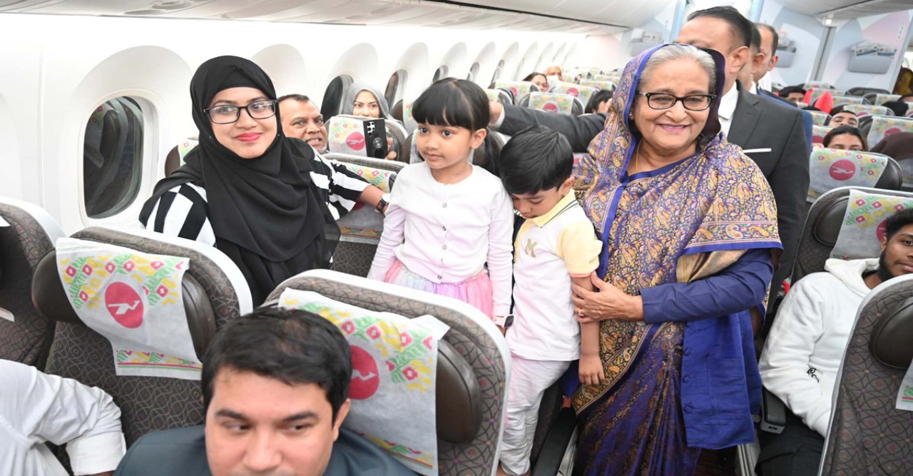 প্রধানমন্ত্রীর মমতা দেখে অভিভূত বিমানের যাত্রীরা