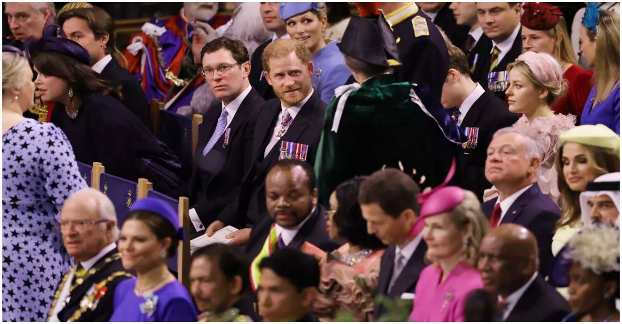 বাবার রাজ্যাভিষেকে তৃতীয় সারিতে প্রিন্স হ্যারি!