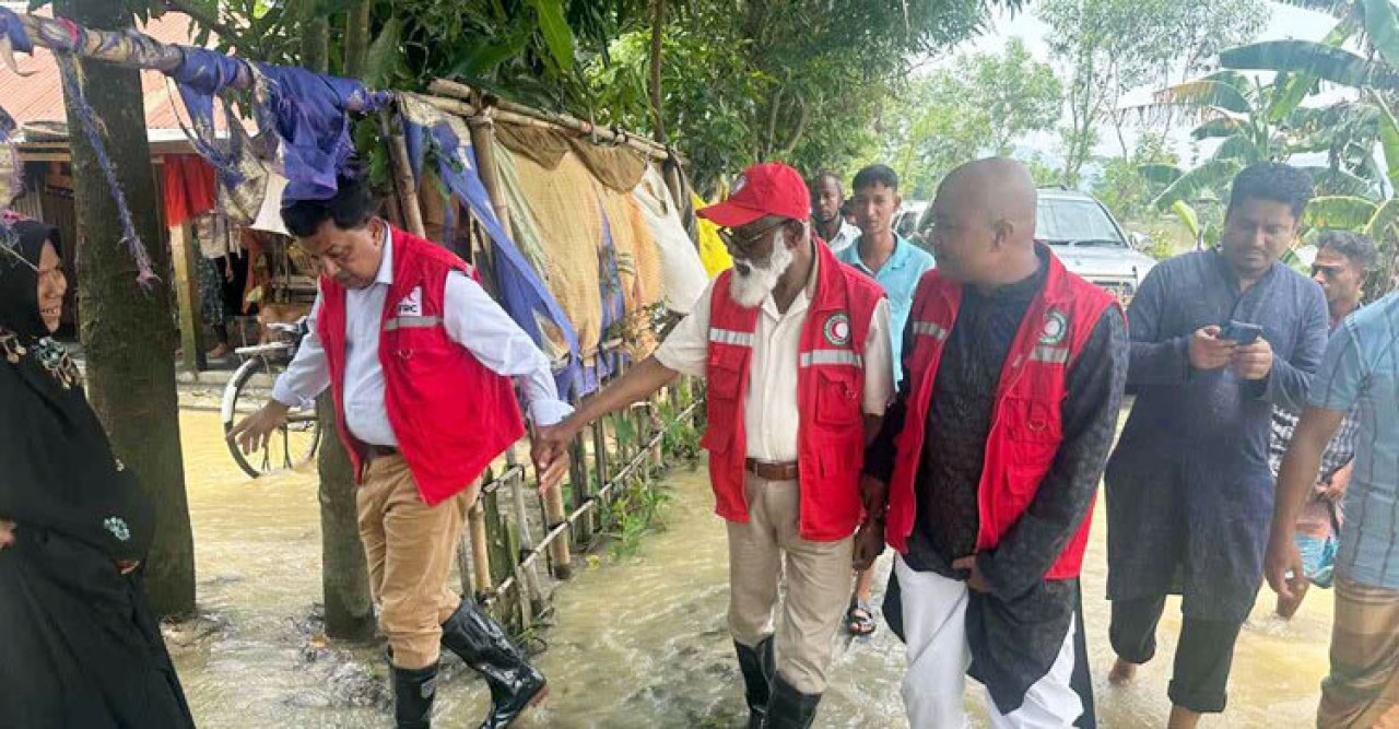 সিলেটে বন্যাদুর্গত ৫০০ পরিবারে রেড ক্রিসেন্টের ত্রাণ সহায়তা