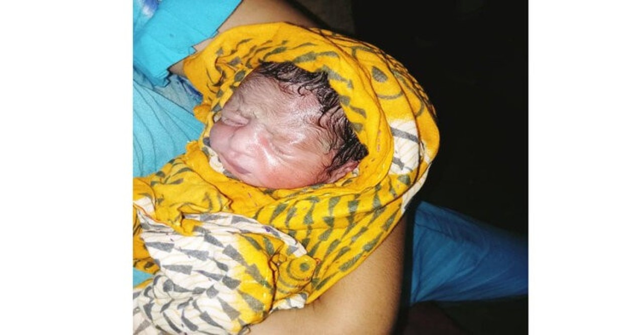 নরসিংদীতে ময়লার ড্রেন থেকে জীবিত নবজাতক উদ্ধার