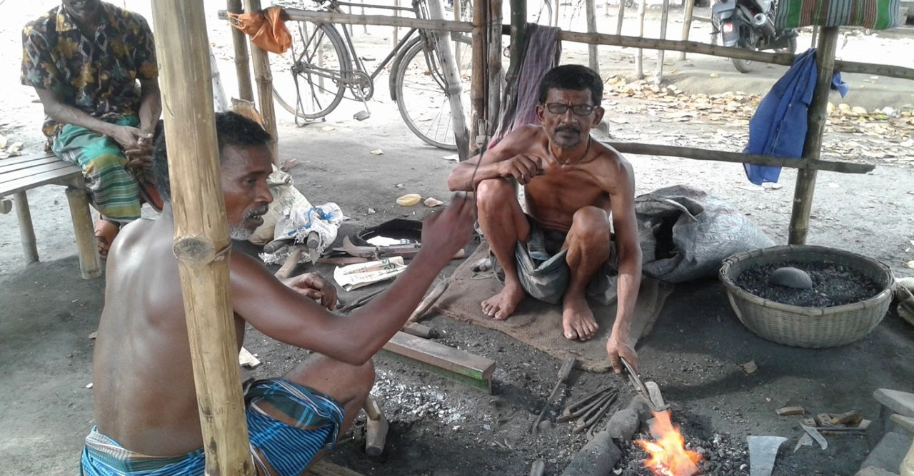 লক্ষ্মীপুরে হাতুড়ি-হাপরের টুংটাং শব্দে মুখরিত  কামারিরা