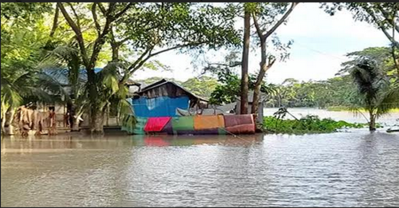 ২০ গ্রাম প্লাবিত লক্ষ্মীপুরে মেঘনায় অস্বাভাবিক জোয়ারের পানি!
