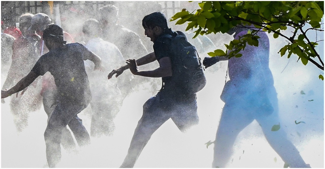 ফের অশান্ত শ্রীলঙ্কা, বিক্ষোভে টিয়ার গ্যাস-জল কামান নিক্ষেপ