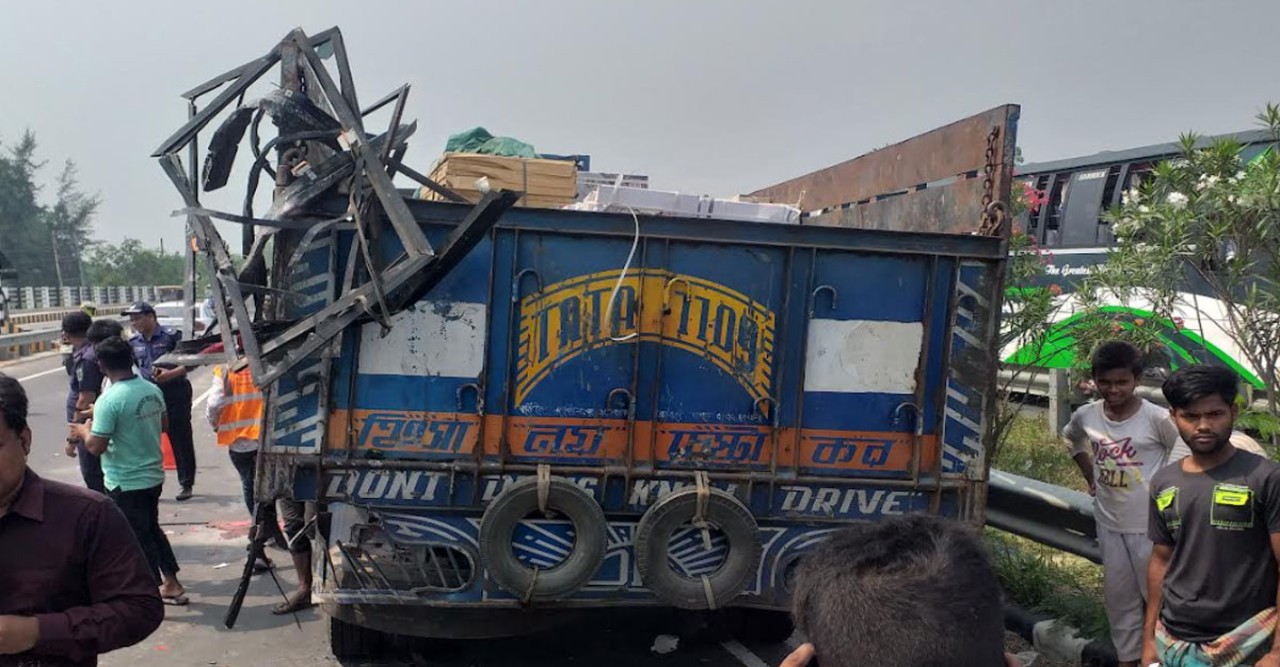 এক্সপ্রেসওয়েতে বাস-ট্রাক সংঘর্ষে নিহত ৪