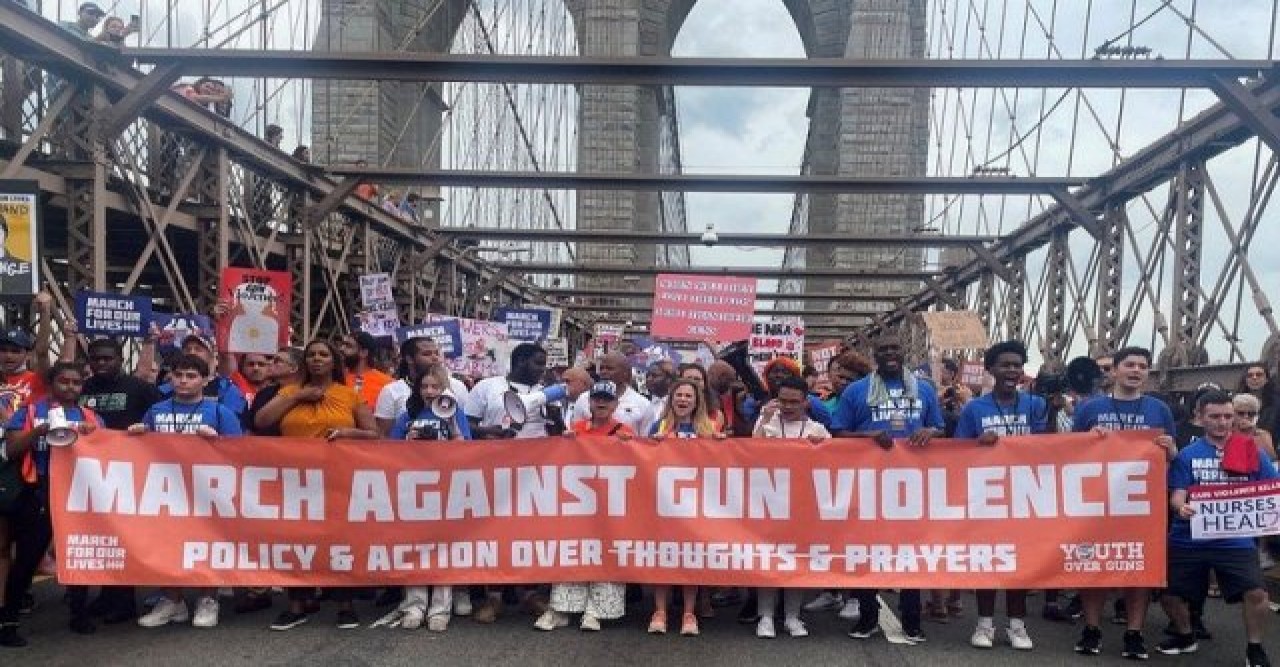 অস্ত্র আইন কঠোর করতে যুক্তরাষ্ট্রজুড়ে লাখো মানুষের বিক্ষোভ