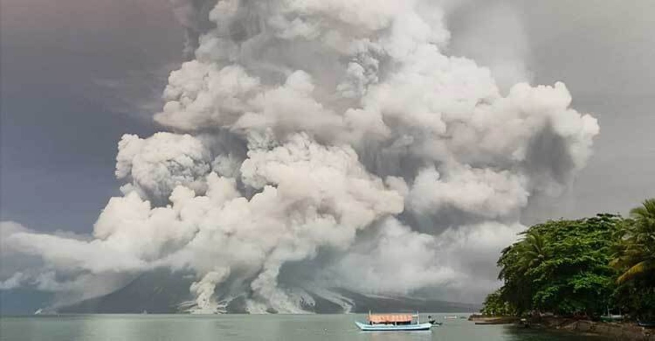 ইন্দোনেশিয়ায় অগ্ন্যুৎপাত, সুনামির ভয়ে ঘর ছাড়ছে হাজার হাজার মানুষ