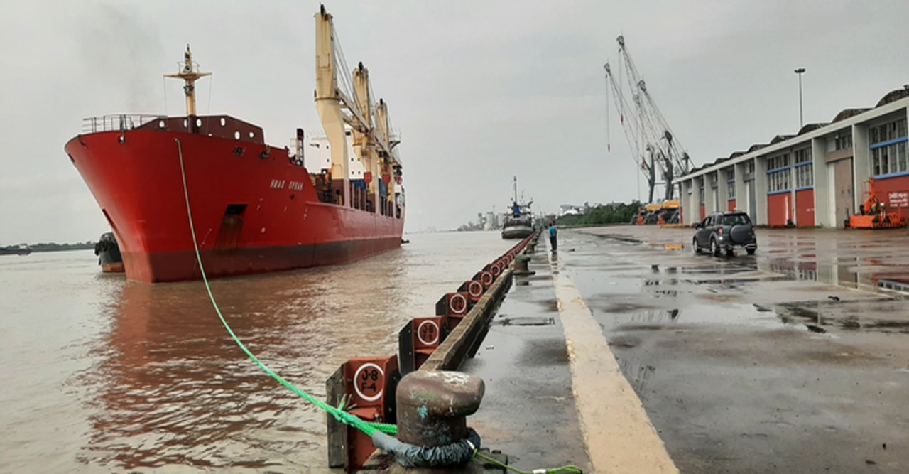 রূপপুর বিদ্যুৎকেন্দ্রের মেশিনারিজ পণ্য নিয়ে মোংলায় রুশ জাহাজ