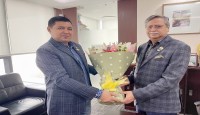 নব নির্বাচিত রাষ্ট্রপতি মো: সাহাবুদ্দিন’র সাথে লেখক সাংবাদিক শিব্বীর আহমেদ’র শুভেচ্ছা বিনিময়