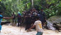 থানচির থুইসাপাড়ায় আটকা পড়া ৪ পর্যটককে উদ্ধার করল বিজিবি
