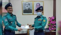 নাশকতাকারী আটক: পুলিশ সার্জেন্টকে পুরস্কৃত করলেন ডিএমপি কমিশনার