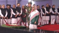 বঙ্গবন্ধুর প্রতিকৃতিতে প্রধানমন্ত্রীর শ্রদ্ধা