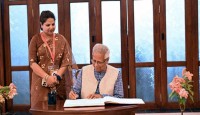 চট্টগ্রাম হার্ট ফাউন্ডেশন হাসপাতালের জন্য জমির দলিল হস্তান্তর করলেন প্রধান উপদেষ্টা