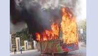 হাইকোর্টের সামনে বাসে আগুন