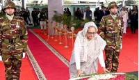 মুজিবনগর দিবসে বঙ্গবন্ধুর প্রতিকৃতিতে প্রধানমন্ত্রীর শ্রদ্ধা